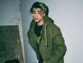بالصور.. زين مالك يطلق خط أزياء ويتعاون مع بيلا حديد 
