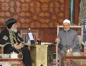 شيخ الأزهر يعزى البابا تواضروس هاتفيا فى ضحايا حادث المنيا الإرهابى