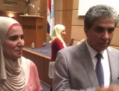بالفيديو والصور.. وزير البيئة يكرم هدى المغربى أول رئيسة مركز ومدينة فى قنا