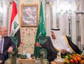 بالصور.. الملك سلمان يبحث مع رئيس وزراء العراق العلاقات بين البلدين
