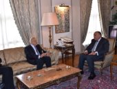 سامح شكرى يناقش التعاون بين الوكالة المصرية للتنمية ومؤسسة مجدى يعقوب