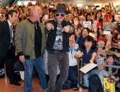 بالصور.. المئات يحتشدون فى مظاهرة حب لاستقبال جونى ديب فى طوكيو