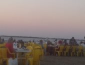 بالصور.. أهالى دمياط يحرصون على تناول الإفطار على شاطئ بلاج رأس البر