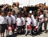 الحكومة القطرية تجبر الأطفال على رفع أعلام تركيا فى استقبال القوات التركية