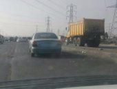 قارئ يرصد سيارة بدون لوحات معدنية بطريق الأوتوستراد