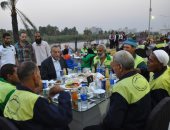 محافظ الجيزة يطالب عمال النظافة تحسين مستوى الخدمة