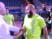محافظ أسوان يحضر التدريب المسائى لفريق المحافظة قبل مباراة الإسماعيلى