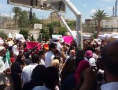 بالصور .. المئات من طلبة اسكندرية للغات يتظاهرون ضد قرار غلقها 