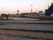 بالصور.. إغلاق مزلقان الزقازيق ببنها يضرب المنطقة بالشلل ومطالبات بتشغيله