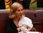 بالفيديو.. سيناتور أسترالية ترضع طفلتها داخل البرلمان بعد عودتها من إجازة وضع