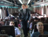 خلال استقلاله قطار الإسكندرية.. وزير النقل يعتذر للركاب عن التأخر 20 دقيقة