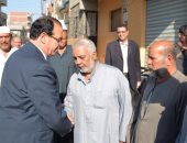 محافظ الدقهلية يقدم واجب العزاء لأسرة  "شهيد الكلمة"