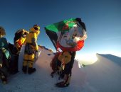 بالصور.. مغامر كويتى يرفع علم بلاده فوق قمة جبل إيفرست للمرة الثانية 
