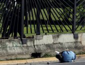 بالصور.. مقتل متظاهر برصاص شرطة فنزويلا خلال هجوم للمحتجين على قاعدة جوية