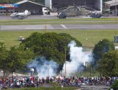 مظاهرات عنيفة فى فنزويلا ومحاولات لاقتحام قاعدة جوية