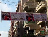 بالصور.. الأخ الحنيّن نعمة.. محمد يعلق لافتة حب لشقيقته قبل زفافها