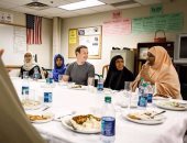 مارك زوكربيرج يتناول الإفطار مع مجموعة من اللاجئين