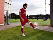 ليفربول يطرح حذاء محمد صلاح فى مزاد خيرى