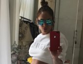 شاهد.. جنيفر لوبيز تستعرض رشاقتها فى "مراية الحمام" وتحصد 1.4 مليون LIKE