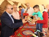 محافظ المنوفية يوزع العيدية و الهدايا على الأطفال الأيتام بشبين الكوم