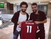   شاهد.. المئات يحاصرون محمد صلاح لالتقاط صور تذكارية