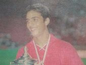 شاهد.. العالمى ميدو مع كأس إحدى البطولات