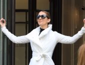 بالصور.. سيلين ديون تفاجئ المصورين بأوضاع "اليوجا" فى باريس 