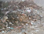 بالصور .. انتشار كبير للقمامة داخل الكتلة السكنية فى قرية العجيزى الغربية