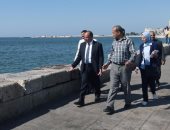 بالصور.. محافظ الإسكندرية يكلف بصيانة سور كورنيش محطة الرمل
