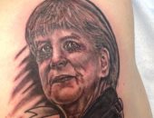 شاب يرسم وجه ميركل على مؤخرته بعد خسارته "رهان" على الإنترنت