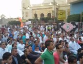 ملايين المصريين يؤدون صلاة العيد.. وساحة مسجد عمرو بن العاص كامل العدد