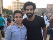 بالصور.. محمد صلاح يؤدى صلاة العيد وسط أهالى قريته بالغربية