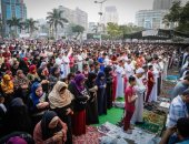 محافظ الجيزة يشارك آلاف المواطنين أداء صلاة العيد بميدان مصطفى محمود