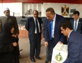 بالفيديو والصور.. محافظ الجيزة يوزع السلع الغذائية على الفقراء ويلتقط سيلفى معهم
