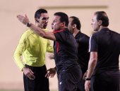 بالفيديو والصور.. اعتراضات من الجهاز الفنى للأهلى لعدم احتساب ركلة جزاء أمام إنبى
