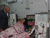 بالصور.. محافظ الوادى الجديد يزور مرضى مسستشفى الداخلة ويهنئهم بالعيد