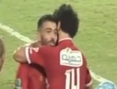 بالفيديو.. غالى يحاول اقناع متعب استلام درع الدورى.. والقناص يرفض 