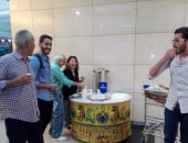 بالصور.. مصر للطيران تقدم الكعك والحلوى للمسافرين فى أول أيام عيد الفطر