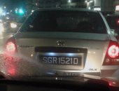 قارئ يرصد سير سيارة بدون لوحات معدنية فى طريق الكورنيش بالإسكندرية