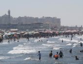 بالصور ... زحام فى شواطئ بورسعيد هربا من الحر واحتفالا بالعيد