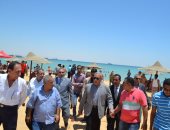 بالصور.. محافظ السويس يؤكد على توفير الأمن بالشواطئ والقرى السياحية