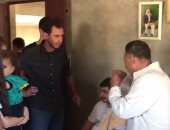 بالفيديو.. بشار الأسد يزور أحد مصابى الحرب بمنزله بقرية تل أعفر بريف حماة