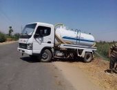 بالصور.. سيارة صرف بالأقصر تلقى مياهها فى ترعة قرية الخضيرات