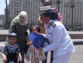 بالصور.. "أمن القاهرة" يوزع "كاب" المديرية للأطفال لتهنئتهم بعيد الفطر