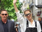 شاهد.. سيلين ديون "مش مراعية سنها".. تظهر بـ"سالوبيت" جلد فى باريس