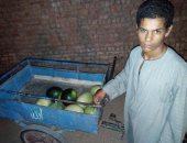 بالصور.. شاب معاق بسوهاج يعول أسرته بعد وفاة والده ويطالب بـ"معاش"