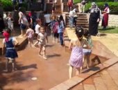 بالفيديو.. نافورة "الأزهر بارك" تتحول إلى حمام سباحة امام الأطفال