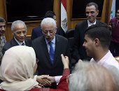 بالفيديو.. اوائل الدبلومات الفنية يلتقطون صور تذكارية مع وزير التعليم