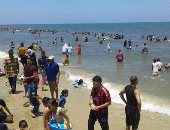 إقبال متوسط على شواطئ الإسكندرية وإقبال كبير على "المجانية"