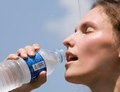 دراسة: إعادة استخدام زجاجات المياه البلاستيكية يؤثر على الصحة الإنجابية